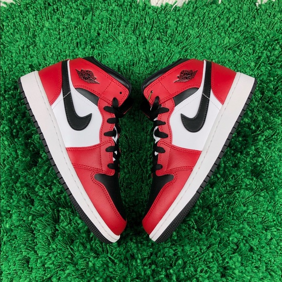 Jordan 1 Mid Chicago Black Women size 7